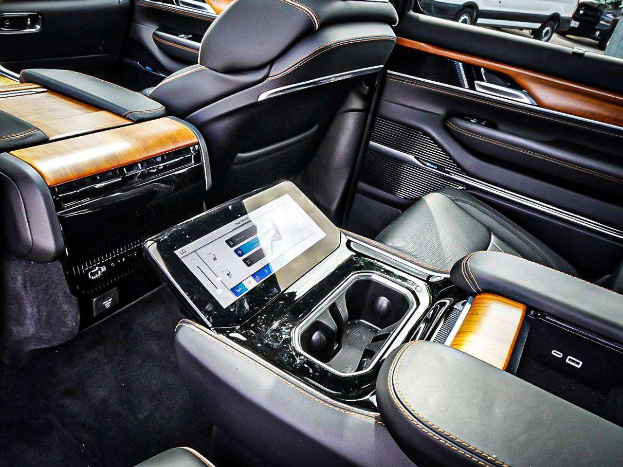 2025 Jeep Grand Wagoneer  Photo