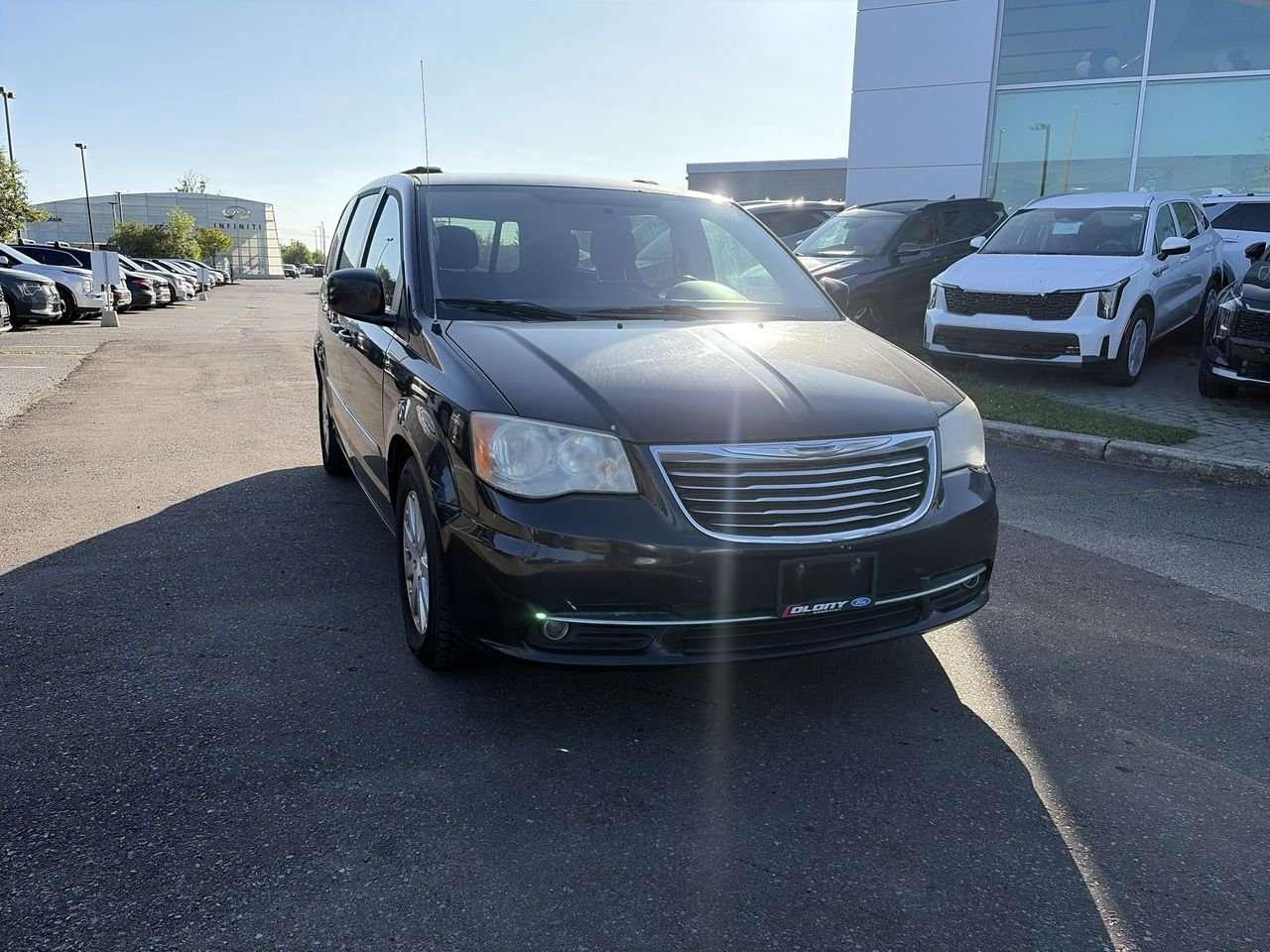 2013 Chrysler Town & Country Touring Wagon NO ACCIDENTS   REAR DVD ENTERTAINMENT 9 VIDEO SCREEN   THIRD ROW SEATING   POWER SLIDING SIDE DOORS Photo