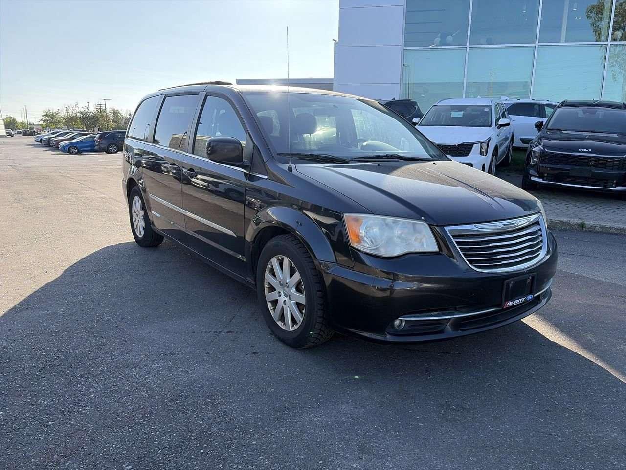 2013 Chrysler Town & Country Touring Wagon NO ACCIDENTS   REAR DVD ENTERTAINMENT 9 VIDEO SCREEN   THIRD ROW SEATING   POWER SLIDING SIDE DOORS Photo1