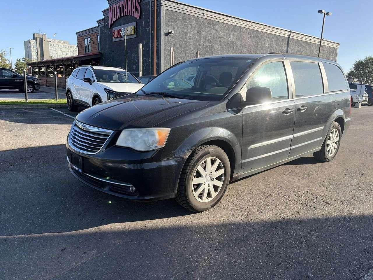 2013 Chrysler Town & Country Touring Wagon NO ACCIDENTS   REAR DVD ENTERTAINMENT 9 VIDEO SCREEN   THIRD ROW SEATING   POWER SLIDING SIDE DOORS Photo