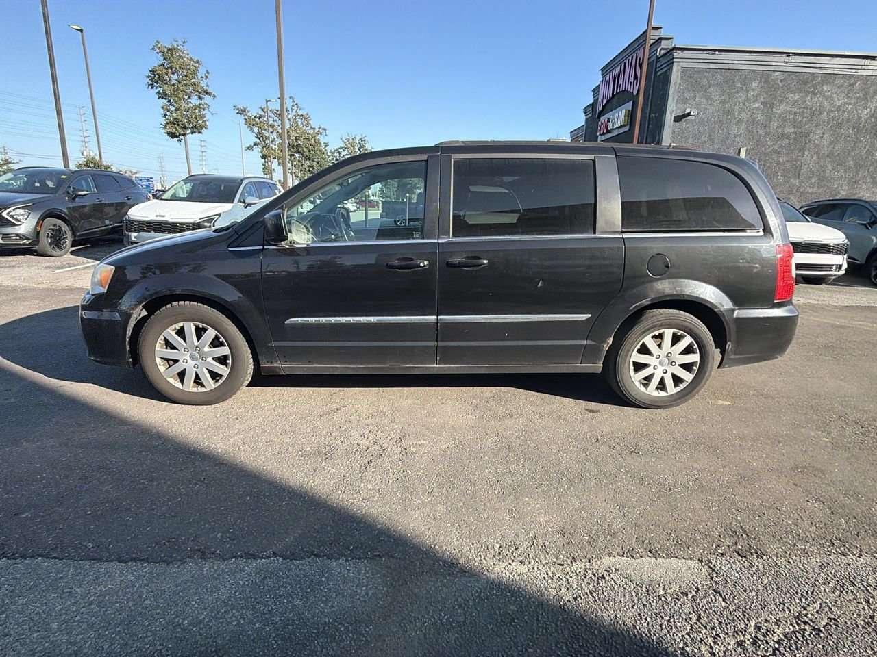 2013 Chrysler Town & Country Touring Wagon NO ACCIDENTS   REAR DVD ENTERTAINMENT 9 VIDEO SCREEN   THIRD ROW SEATING   POWER SLIDING SIDE DOORS Photo