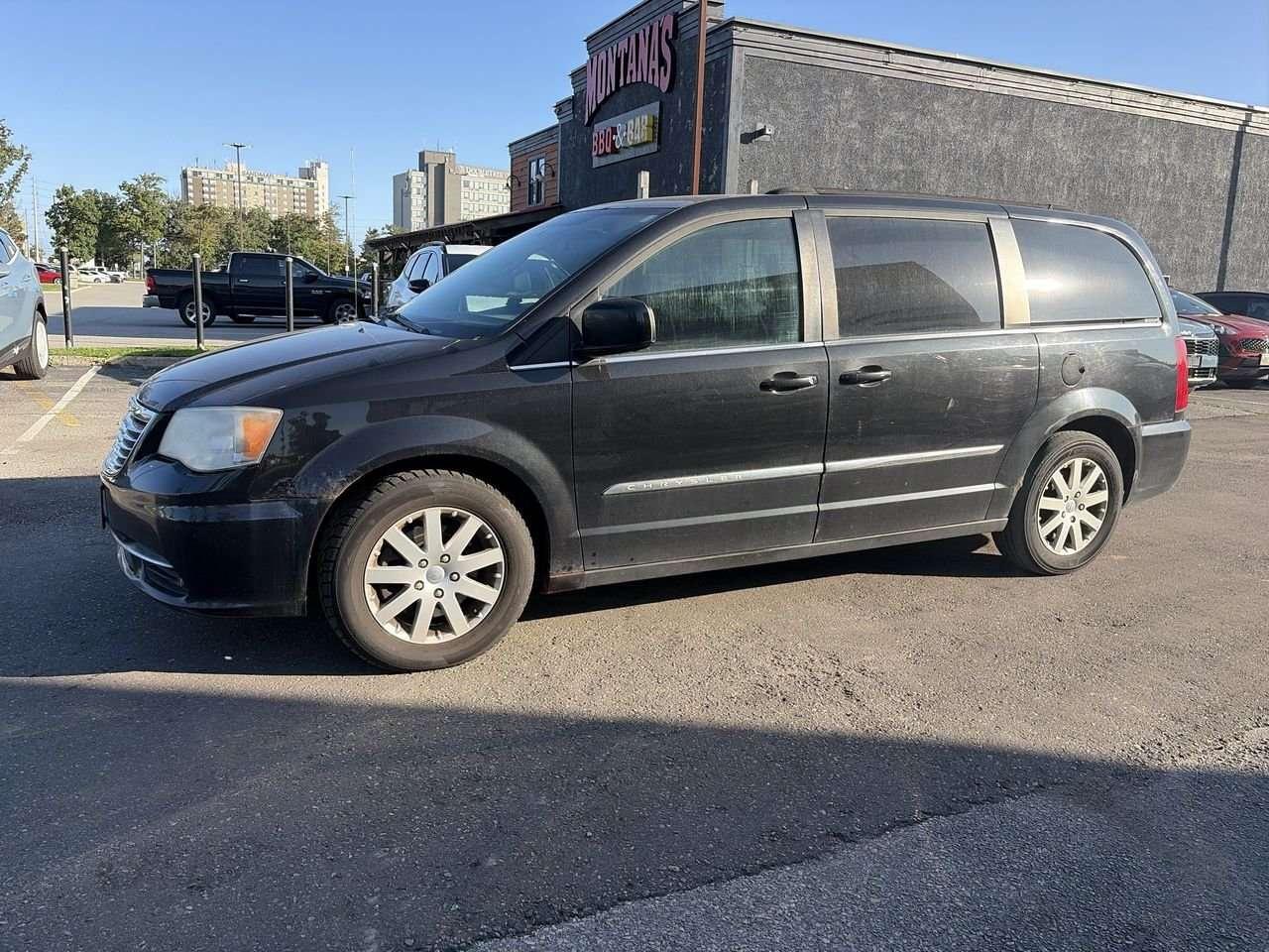 2013 Chrysler Town & Country Touring Wagon NO ACCIDENTS   REAR DVD ENTERTAINMENT 9 VIDEO SCREEN   THIRD ROW SEATING   POWER SLIDING SIDE DOORS Photo