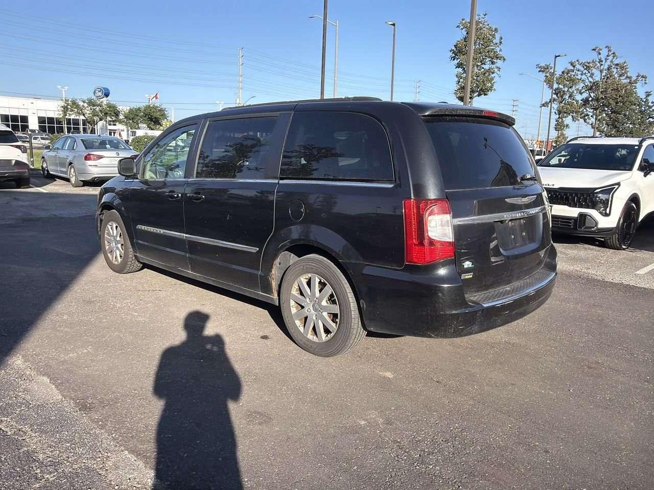 2013 Chrysler Town & Country Touring Wagon NO ACCIDENTS   REAR DVD ENTERTAINMENT 9 VIDEO SCREEN   THIRD ROW SEATING   POWER SLIDING SIDE DOORS Photo