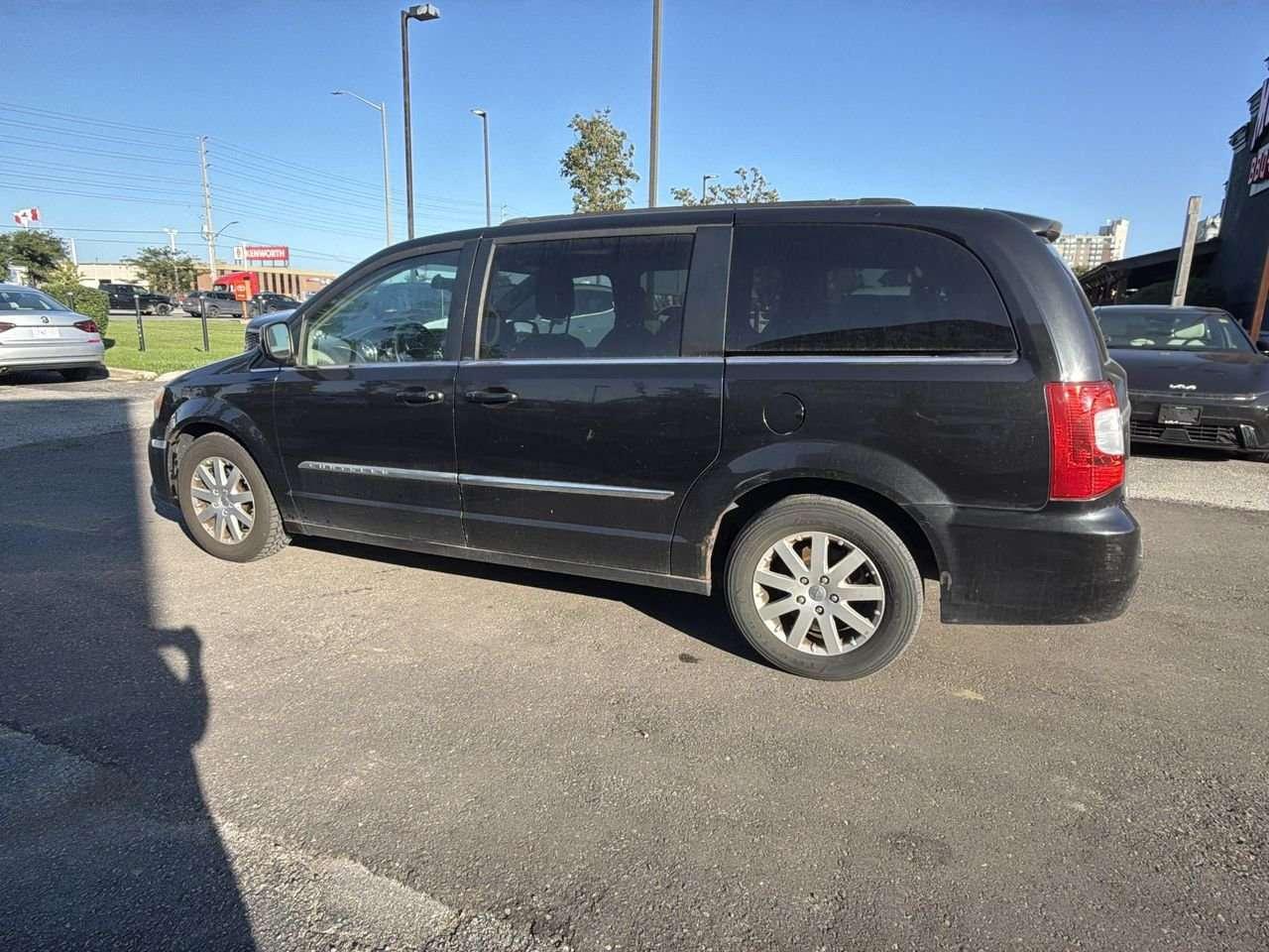 2013 Chrysler Town & Country Touring Wagon NO ACCIDENTS   REAR DVD ENTERTAINMENT 9 VIDEO SCREEN   THIRD ROW SEATING   POWER SLIDING SIDE DOORS Photo