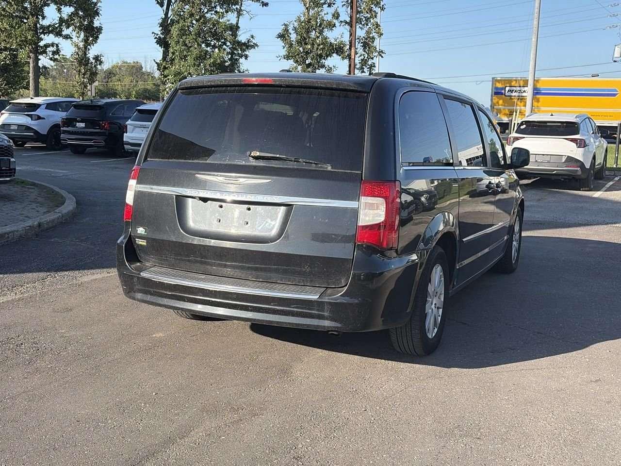2013 Chrysler Town & Country Touring Wagon NO ACCIDENTS   REAR DVD ENTERTAINMENT 9 VIDEO SCREEN   THIRD ROW SEATING   POWER SLIDING SIDE DOORS Photo