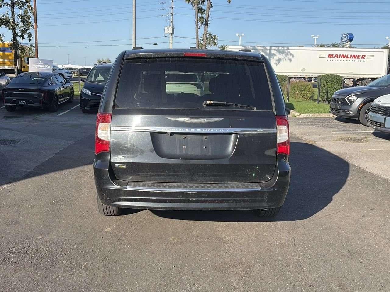 2013 Chrysler Town & Country Touring Wagon NO ACCIDENTS   REAR DVD ENTERTAINMENT 9 VIDEO SCREEN   THIRD ROW SEATING   POWER SLIDING SIDE DOORS Photo