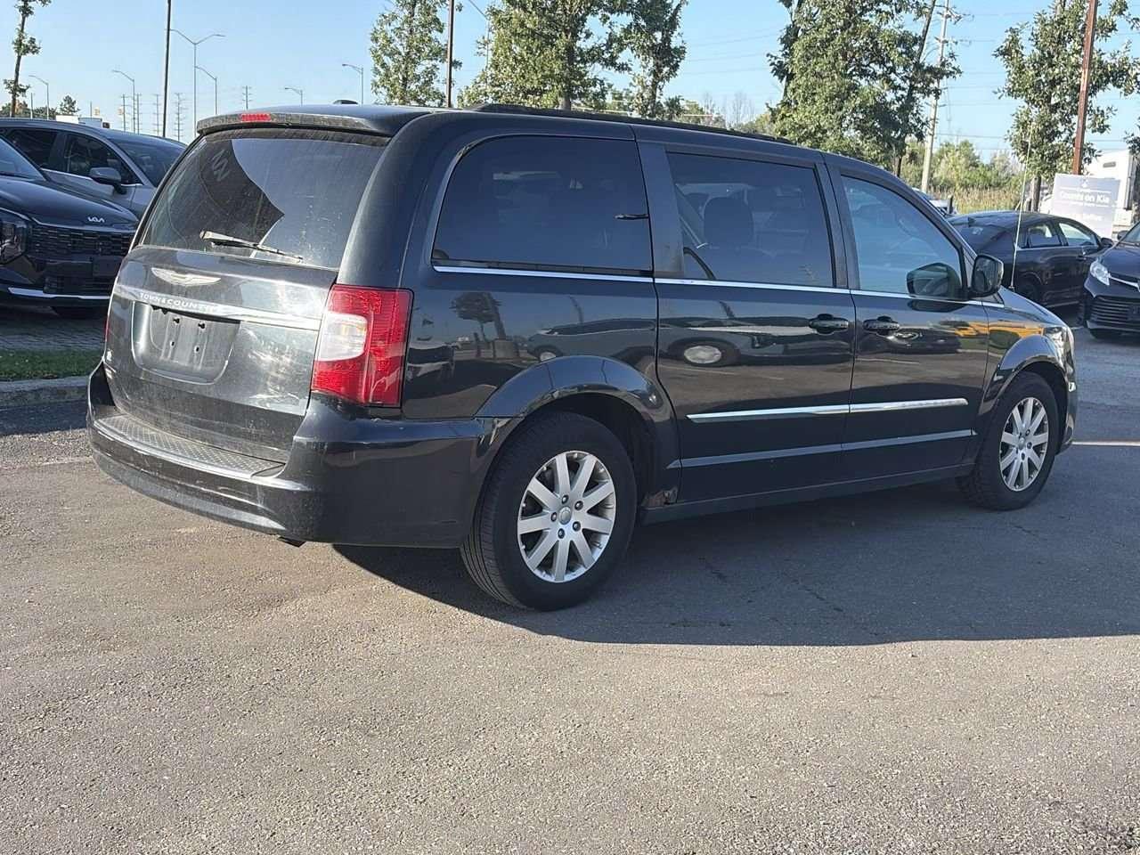 2013 Chrysler Town & Country Touring Wagon NO ACCIDENTS   REAR DVD ENTERTAINMENT 9 VIDEO SCREEN   THIRD ROW SEATING   POWER SLIDING SIDE DOORS Photo