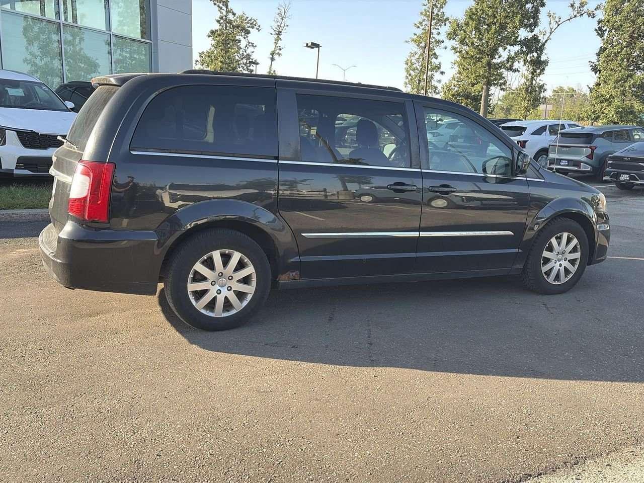 2013 Chrysler Town & Country Touring Wagon NO ACCIDENTS   REAR DVD ENTERTAINMENT 9 VIDEO SCREEN   THIRD ROW SEATING   POWER SLIDING SIDE DOORS Photo