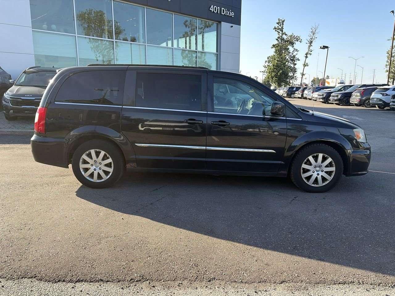2013 Chrysler Town & Country Touring Wagon NO ACCIDENTS   REAR DVD ENTERTAINMENT 9 VIDEO SCREEN   THIRD ROW SEATING   POWER SLIDING SIDE DOORS Photo
