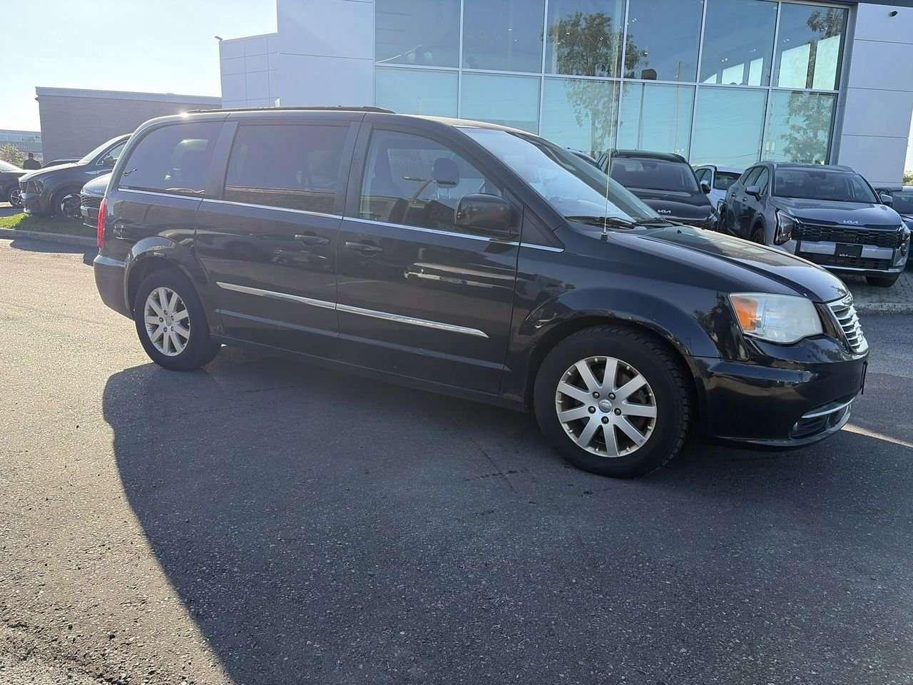 2013 Chrysler Town & Country Touring Wagon NO ACCIDENTS   REAR DVD ENTERTAINMENT 9 VIDEO SCREEN   THIRD ROW SEATING   POWER SLIDING SIDE DOORS Photo