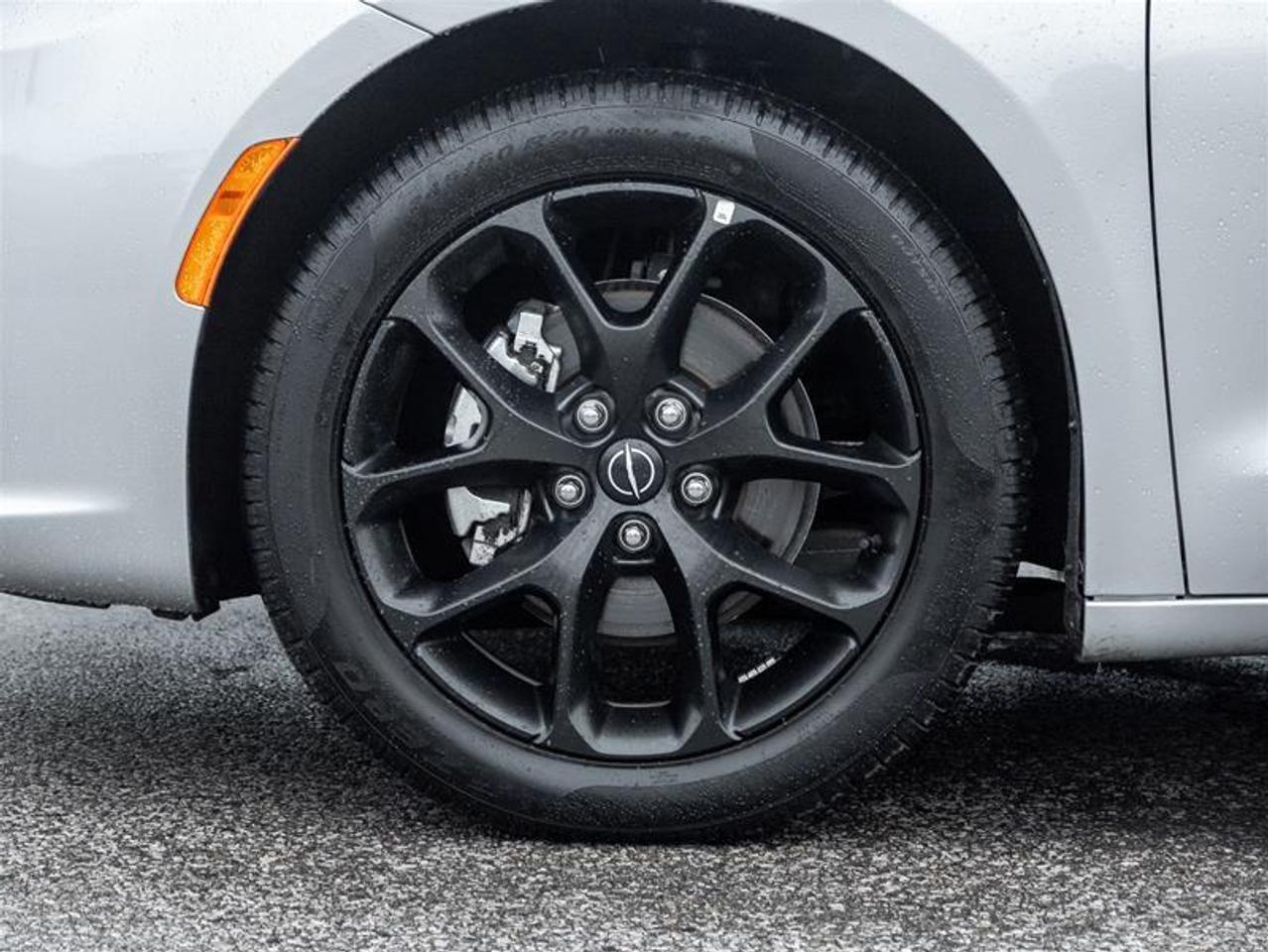 2026 Chrysler Pacifica Limited Front-Wheel Drive Passenger Van Photo