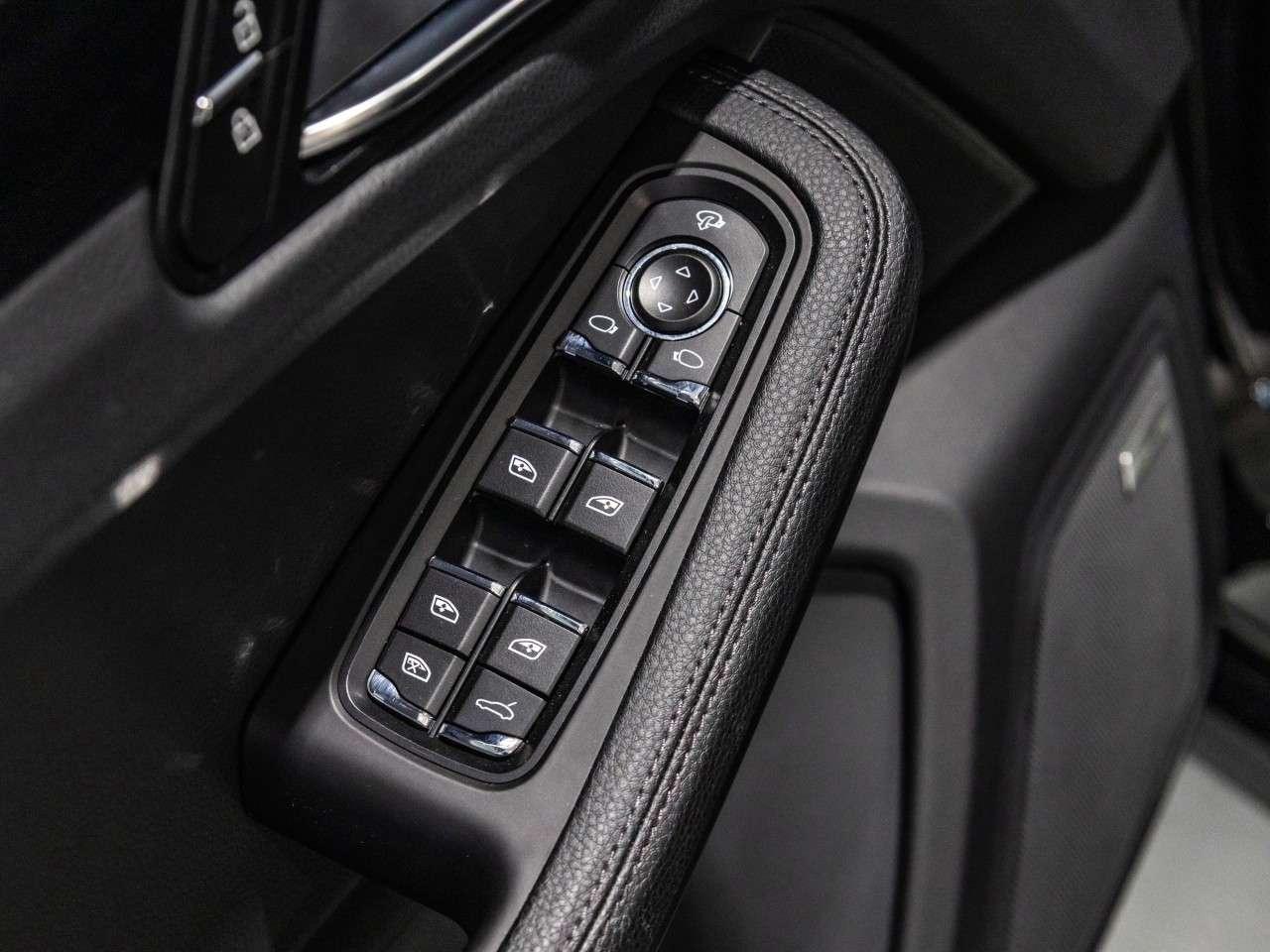 2025 Porsche Macan S AWD Photo