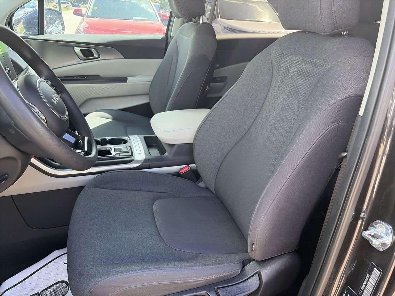 2023 Kia Carnival LX CPO AVAILABLE   NO ACCIDENTS   REARVIEW CAM   ELECTRONIC PARKING BRAKE   REMOVABLE 2ND ROW SEATS Photo