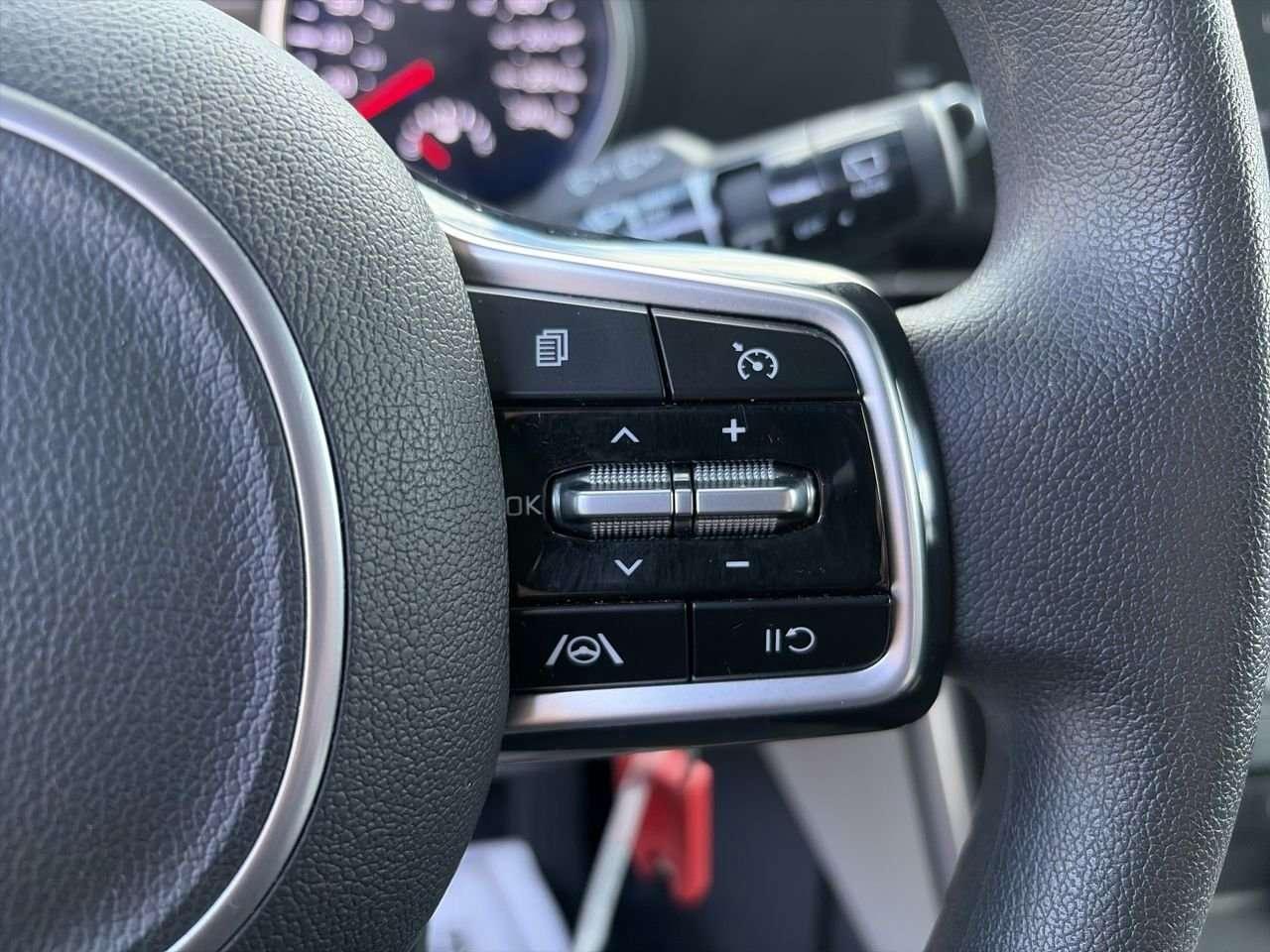 2023 Kia Carnival LX CPO AVAILABLE   NO ACCIDENTS   REARVIEW CAM   ELECTRONIC PARKING BRAKE   REMOVABLE 2ND ROW SEATS Photo