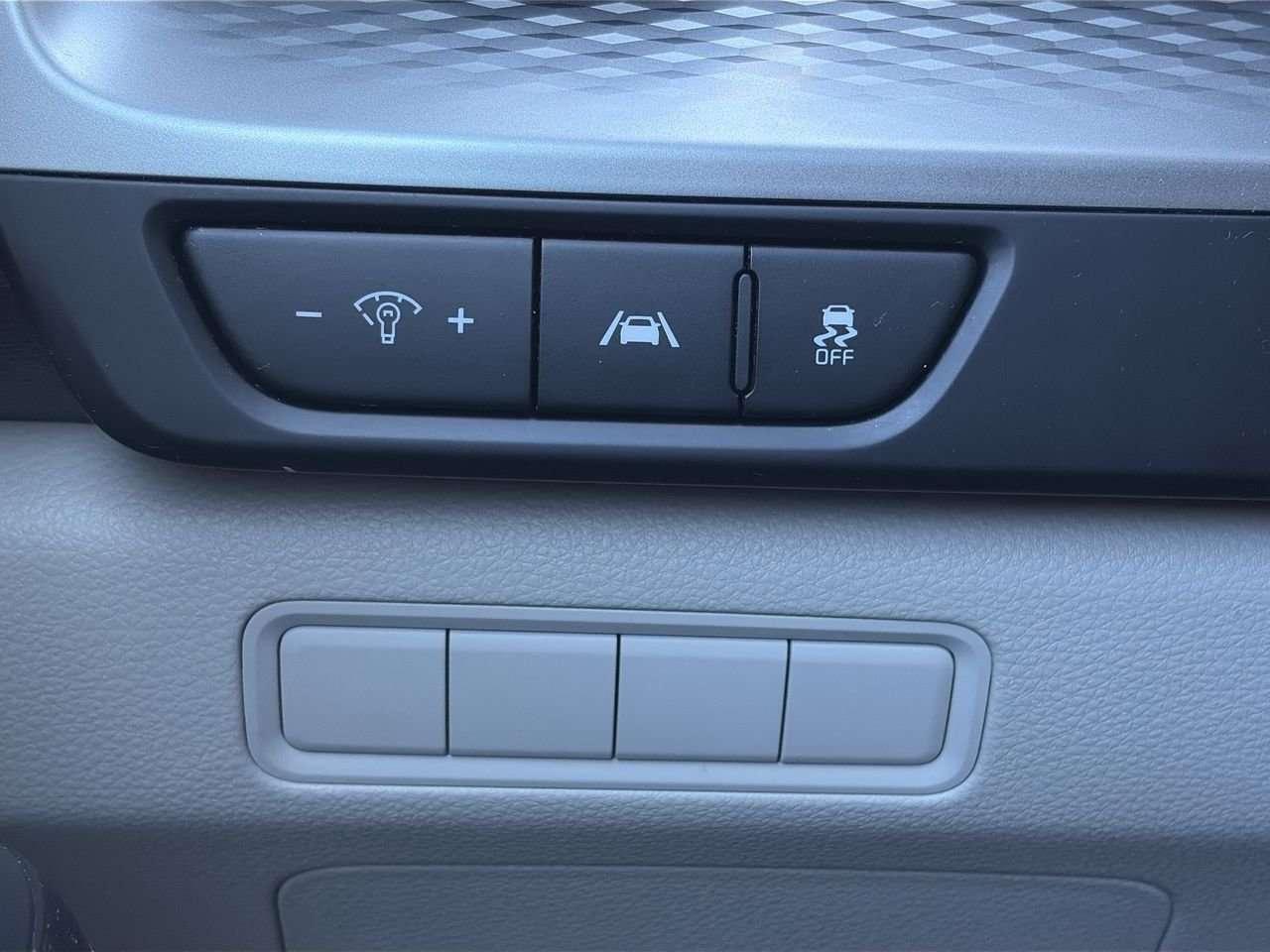 2023 Kia Carnival LX CPO AVAILABLE   NO ACCIDENTS   REARVIEW CAM   ELECTRONIC PARKING BRAKE   REMOVABLE 2ND ROW SEATS Photo