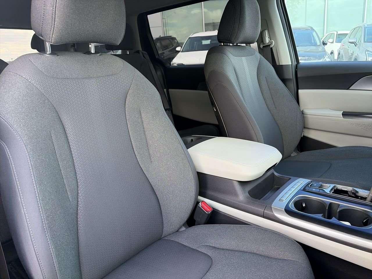 2023 Kia Carnival LX CPO AVAILABLE   NO ACCIDENTS   REARVIEW CAM   ELECTRONIC PARKING BRAKE   REMOVABLE 2ND ROW SEATS Photo