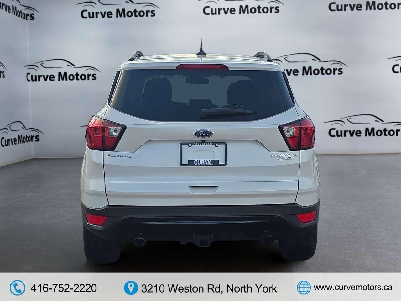2019 Ford Escape Titanium 4WD * VERY LOW KM / PANORAMIC ROOF / XENON LIGHTS / CARPLAY Photo3