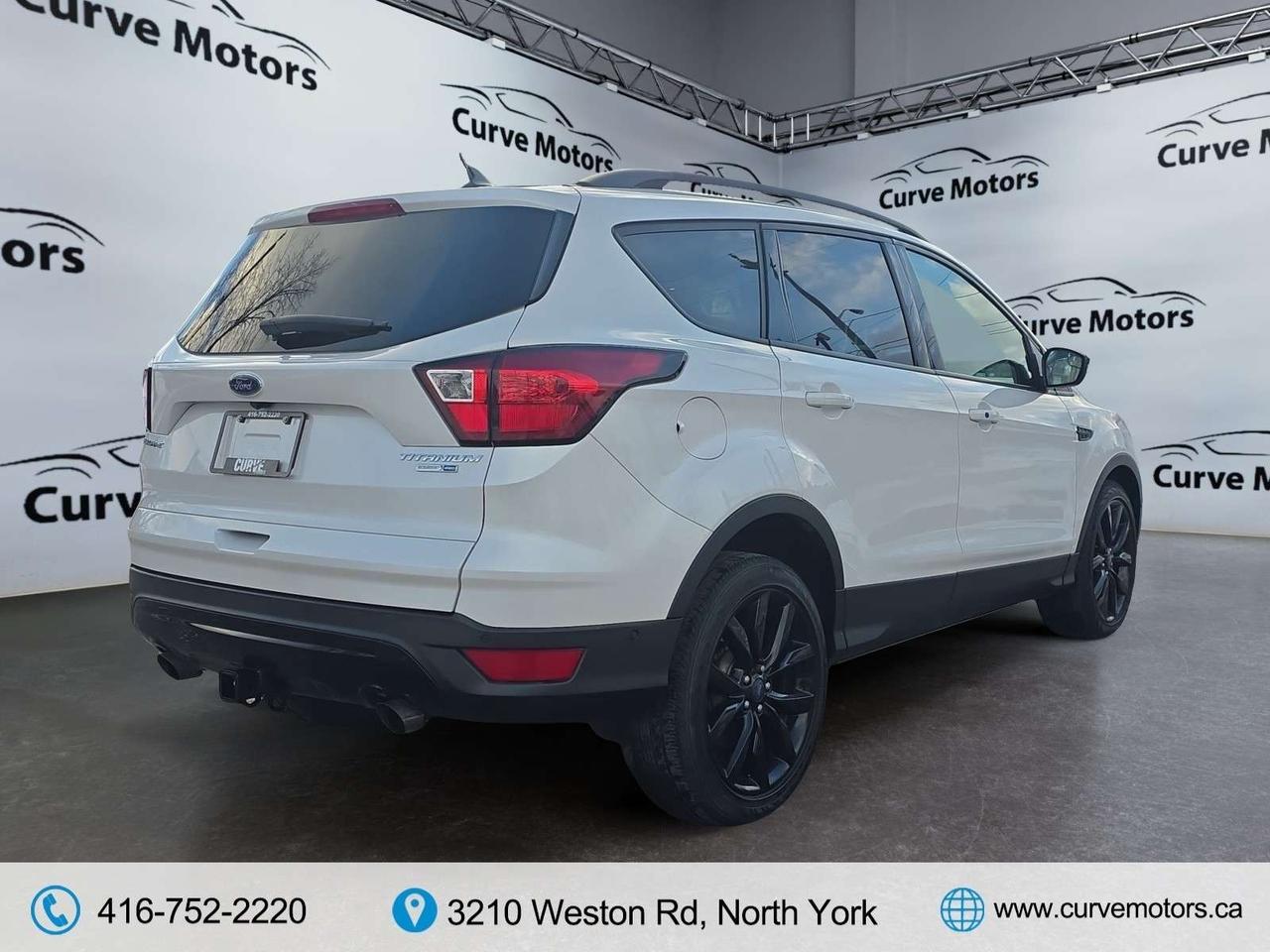 2019 Ford Escape Titanium 4WD * VERY LOW KM / PANORAMIC ROOF / XENON LIGHTS / CARPLAY Photo