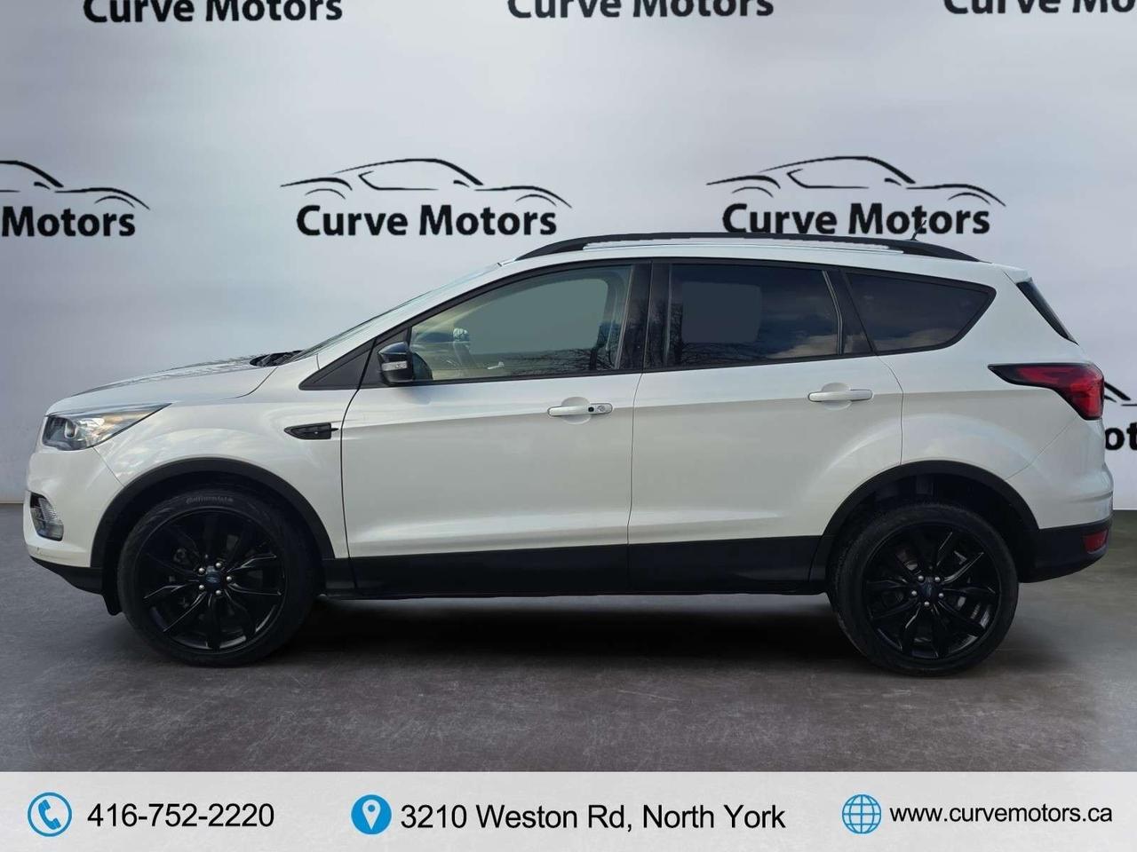 2019 Ford Escape Titanium 4WD * VERY LOW KM / PANORAMIC ROOF / XENON LIGHTS / CARPLAY Photo
