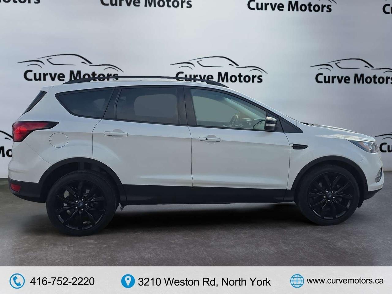 2019 Ford Escape Titanium 4WD * VERY LOW KM / PANORAMIC ROOF / XENON LIGHTS / CARPLAY Photo