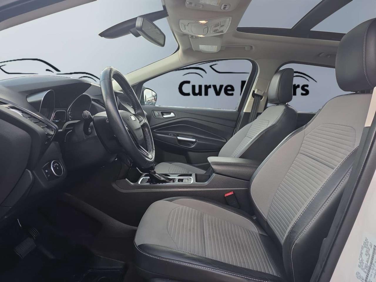 2019 Ford Escape Titanium 4WD * VERY LOW KM / PANORAMIC ROOF / XENON LIGHTS / CARPLAY Photo