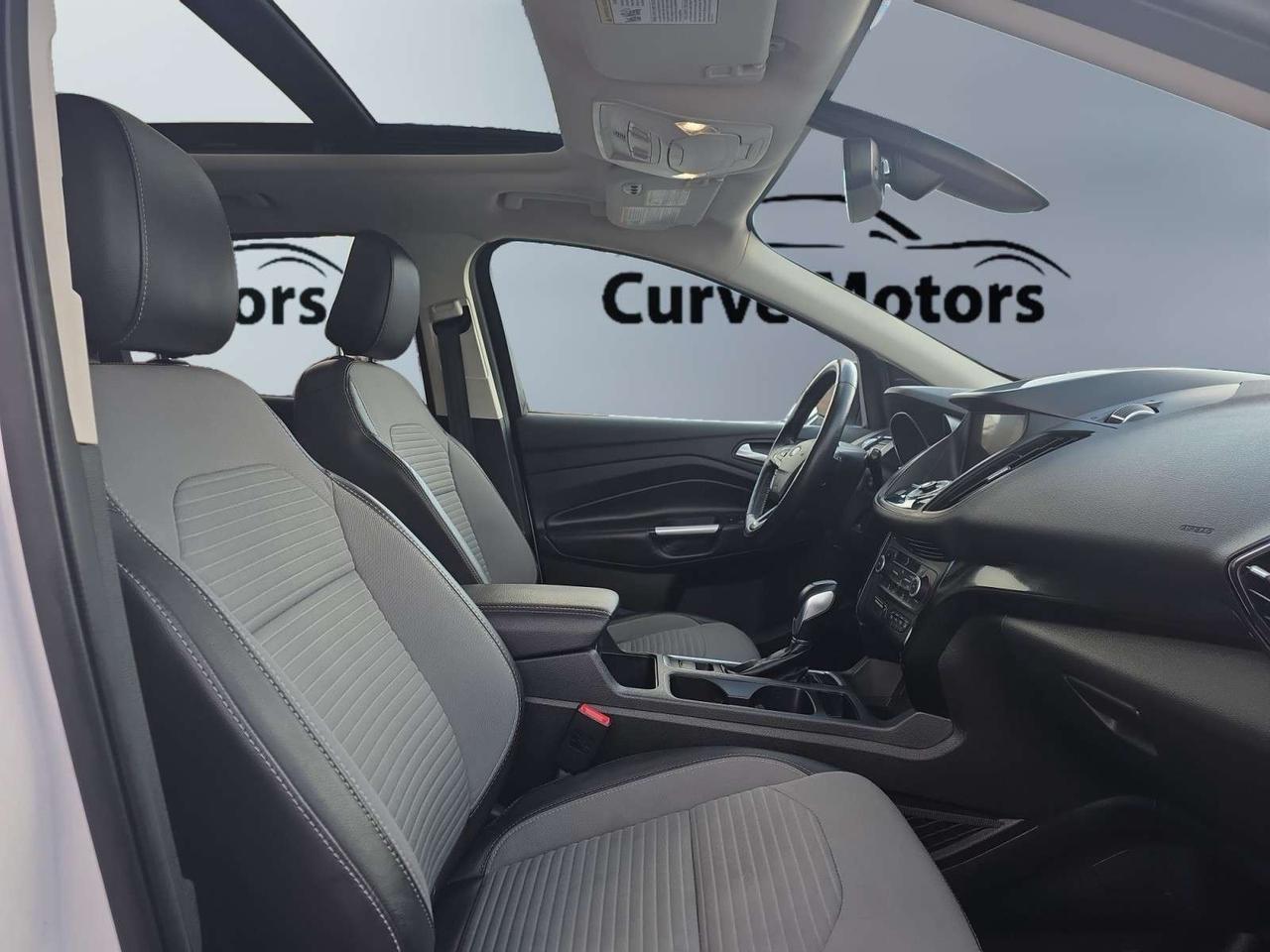 2019 Ford Escape Titanium 4WD * VERY LOW KM / PANORAMIC ROOF / XENON LIGHTS / CARPLAY Photo