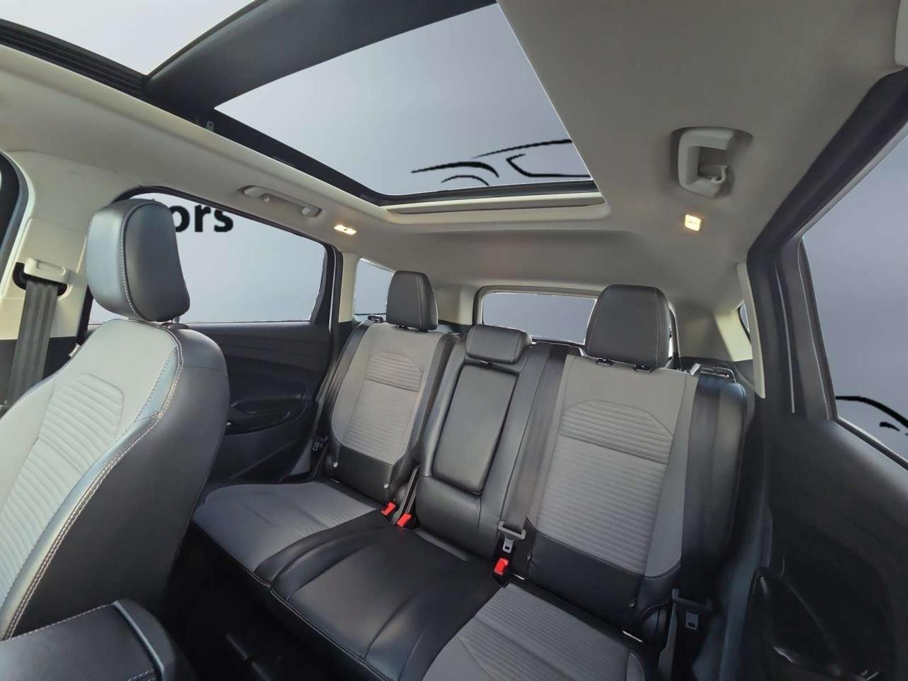 2019 Ford Escape Titanium 4WD * VERY LOW KM / PANORAMIC ROOF / XENON LIGHTS / CARPLAY Photo