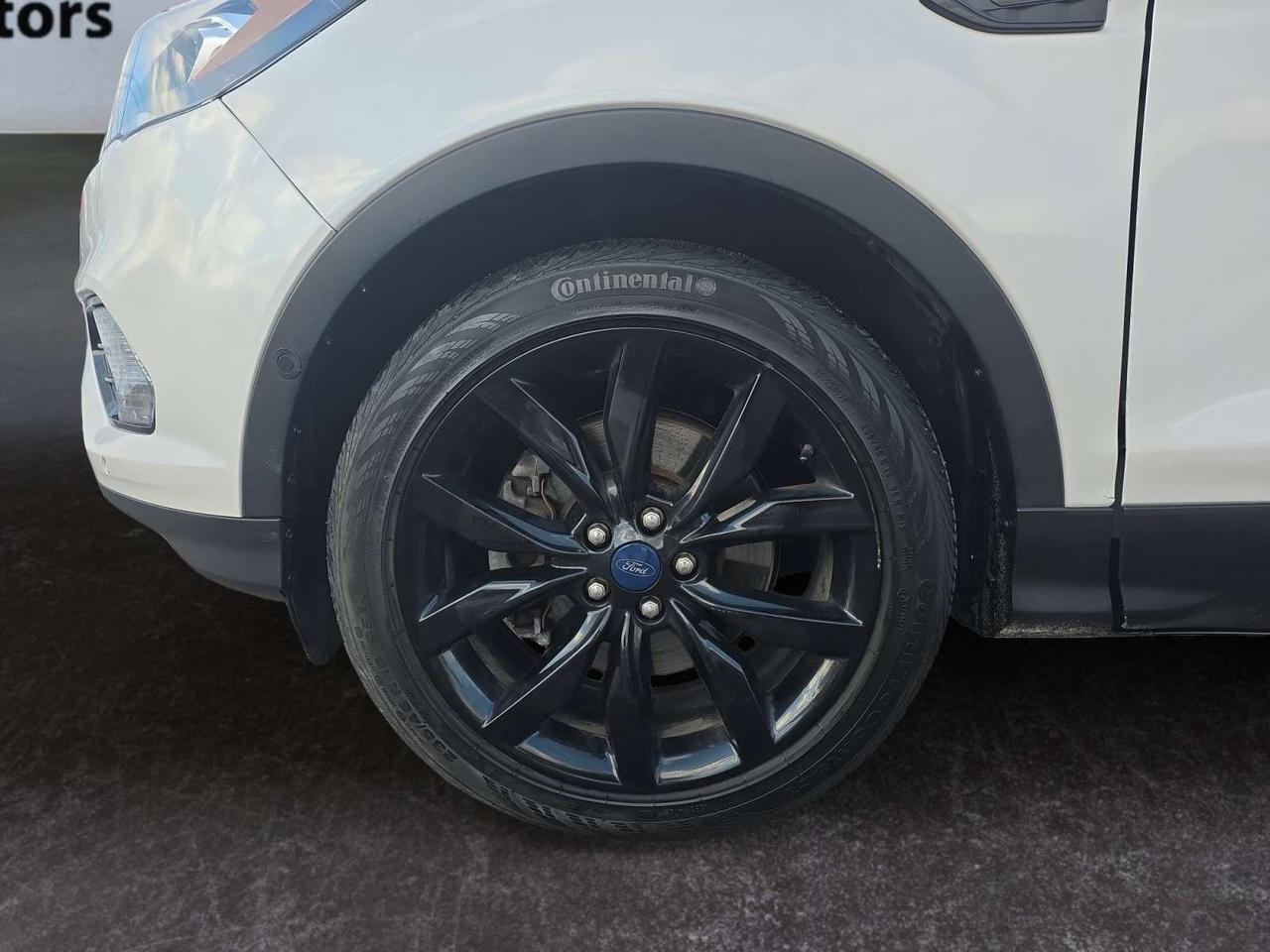 2019 Ford Escape Titanium 4WD * VERY LOW KM / PANORAMIC ROOF / XENON LIGHTS / CARPLAY Photo