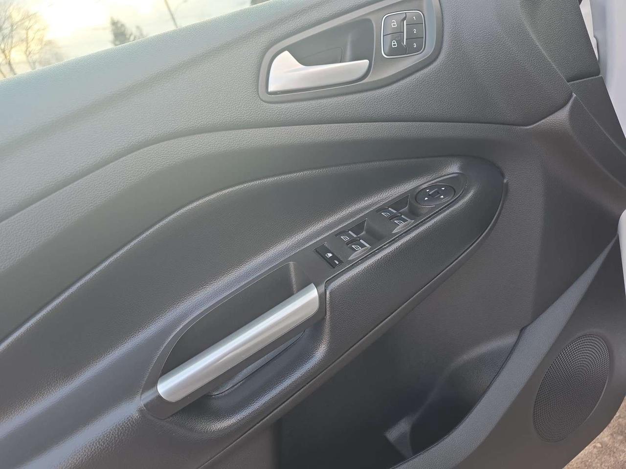 2019 Ford Escape Titanium 4WD * VERY LOW KM / PANORAMIC ROOF / XENON LIGHTS / CARPLAY Photo