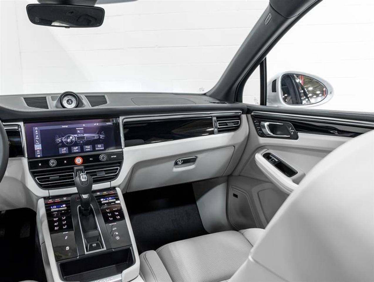 2026 Porsche Macan  Photo