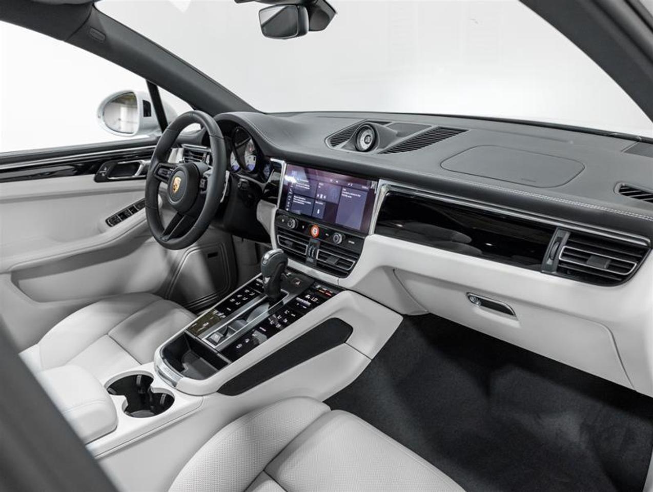 2026 Porsche Macan  Photo