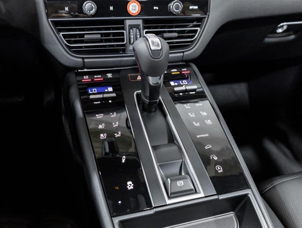 2026 Porsche Macan  Photo