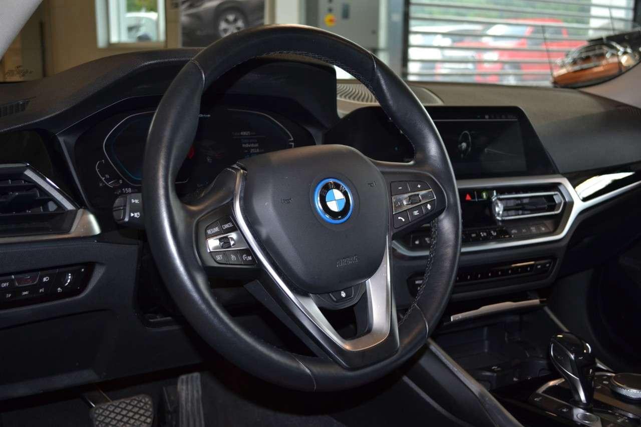 2022 BMW 3 Series 330e Plug-In Hybrid Photo3