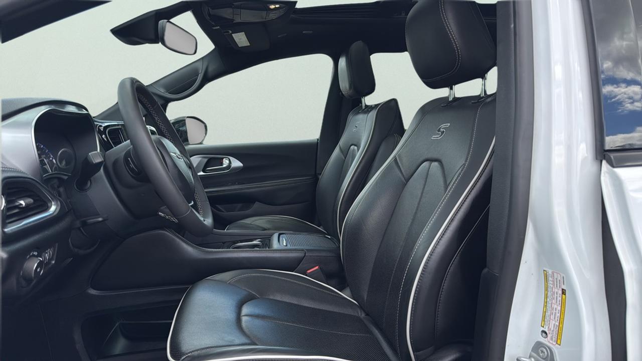 2025 Chrysler Pacifica 7 Passenger, Blind Spot, Sunroof, Power Doors Photo