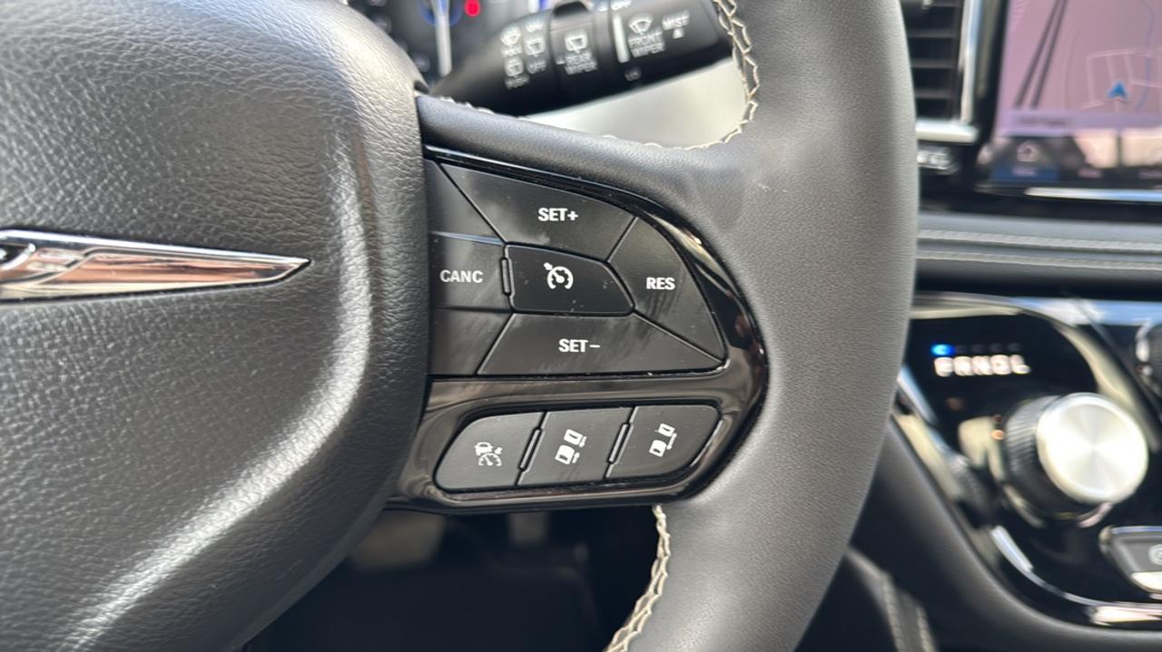 2025 Chrysler Pacifica 7 Passenger, Blind Spot, Sunroof, Power Doors Photo