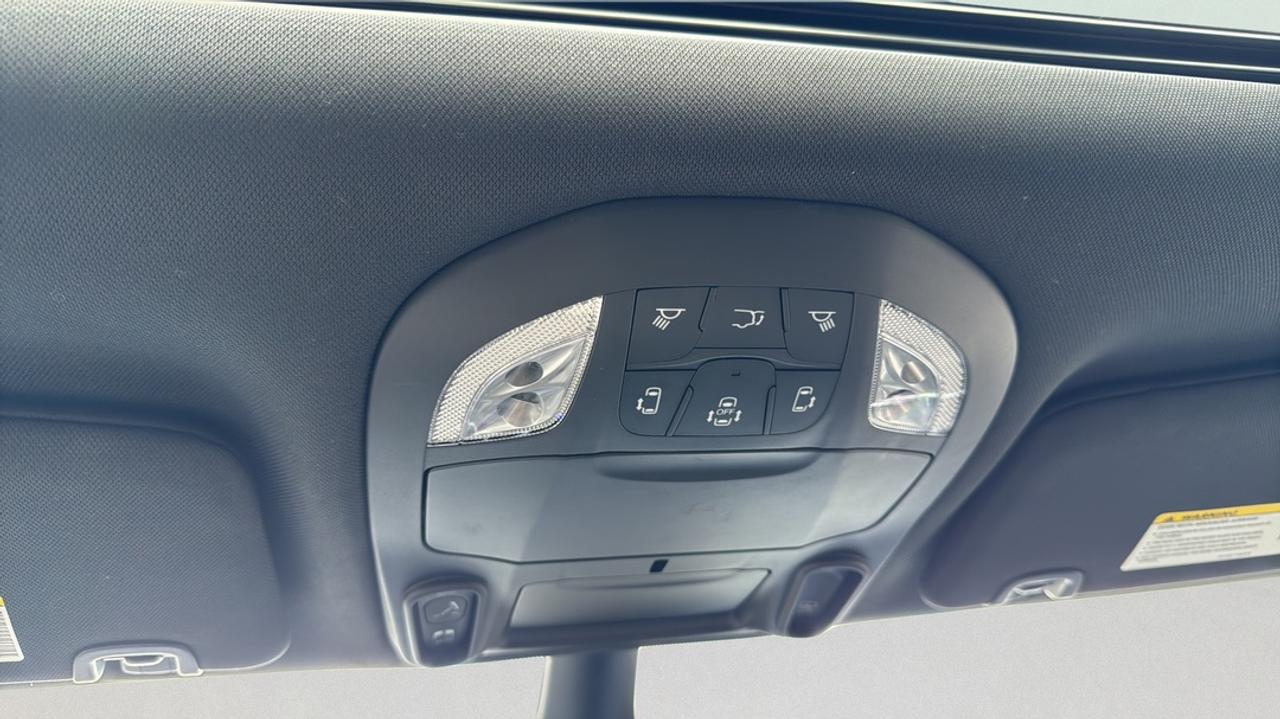 2025 Chrysler Pacifica 7 Passenger, Blind Spot, Sunroof, Power Doors Photo