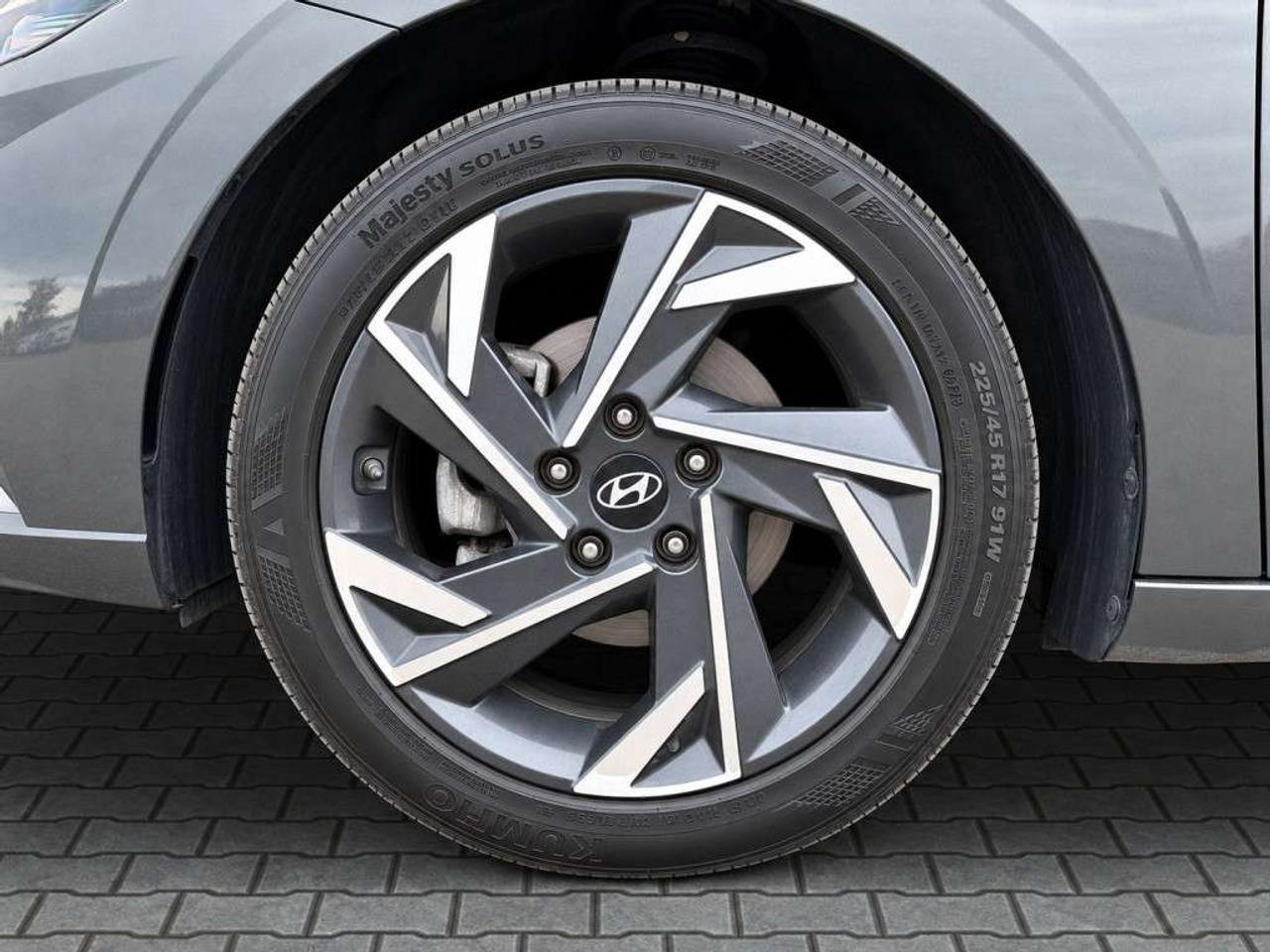 2023 Hyundai Elantra LUXURY / Leather / NAVI / Sunroof / Heated Steering / Adaptive Cruise / Blind Spot / Remote Start Photo