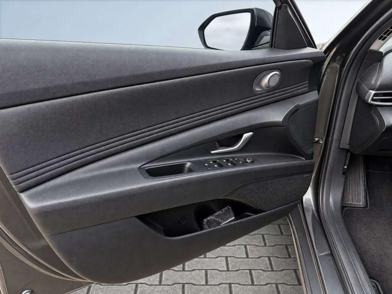 2023 Hyundai Elantra LUXURY / Leather / NAVI / Sunroof / Heated Steering / Adaptive Cruise / Blind Spot / Remote Start Photo