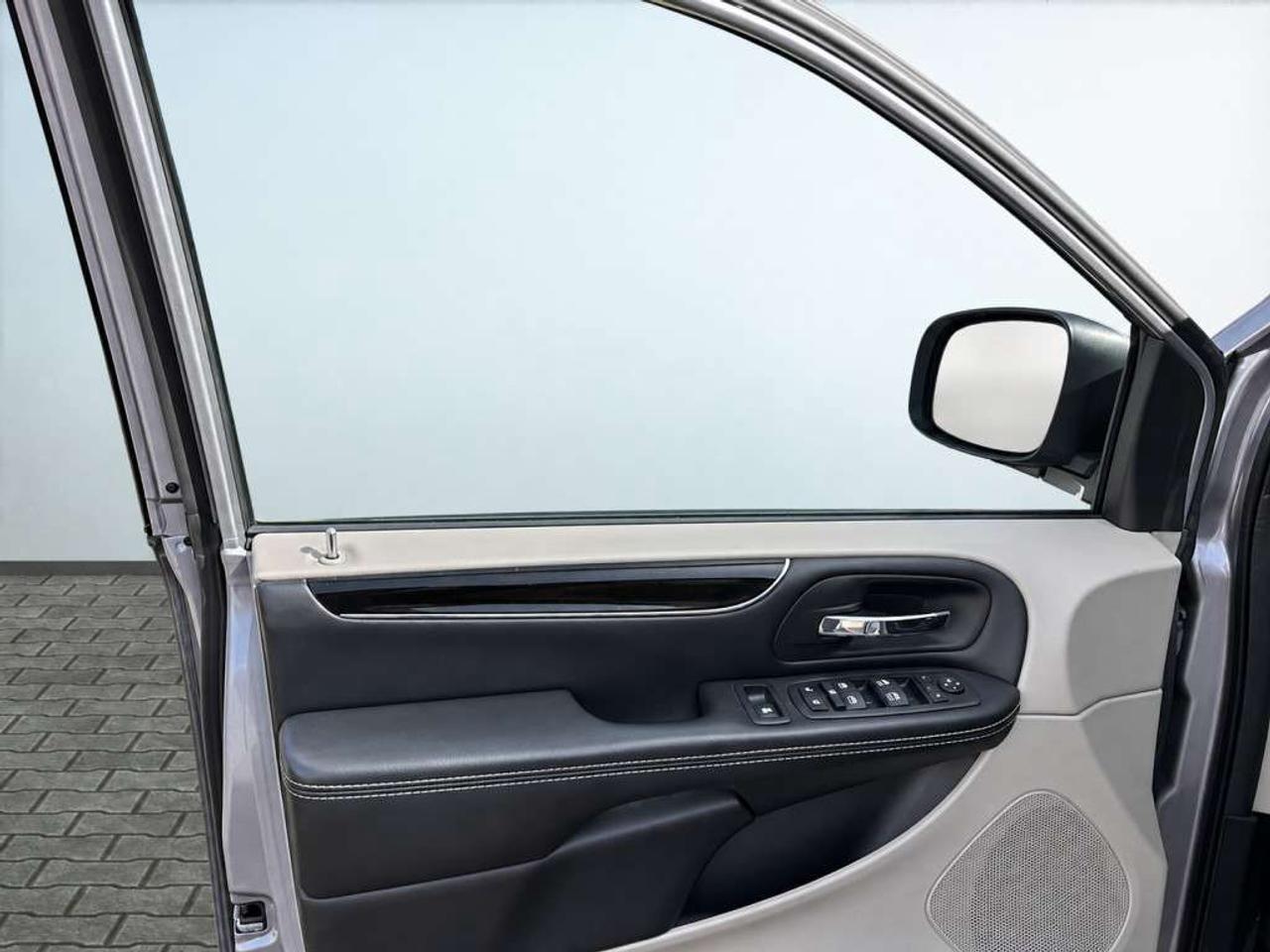 2019 Dodge Grand Caravan SE / 7-Passenger / Stow n Go / Dual Sliding Doors / Tri-Zone Climate / Backup Camera Photo
