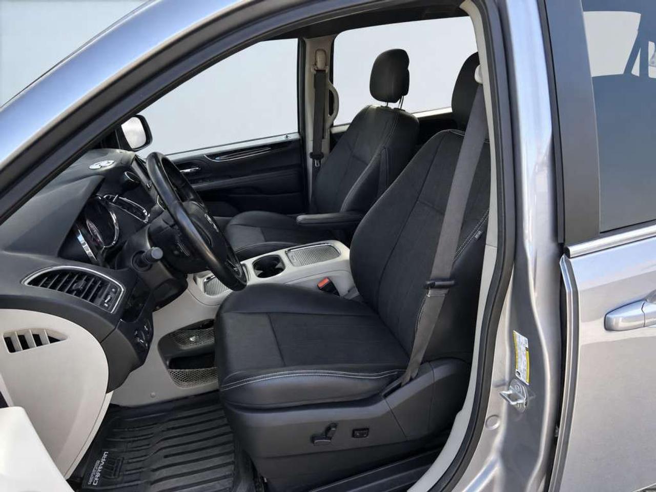 2019 Dodge Grand Caravan SE / 7-Passenger / Stow n Go / Dual Sliding Doors / Tri-Zone Climate / Backup Camera Photo