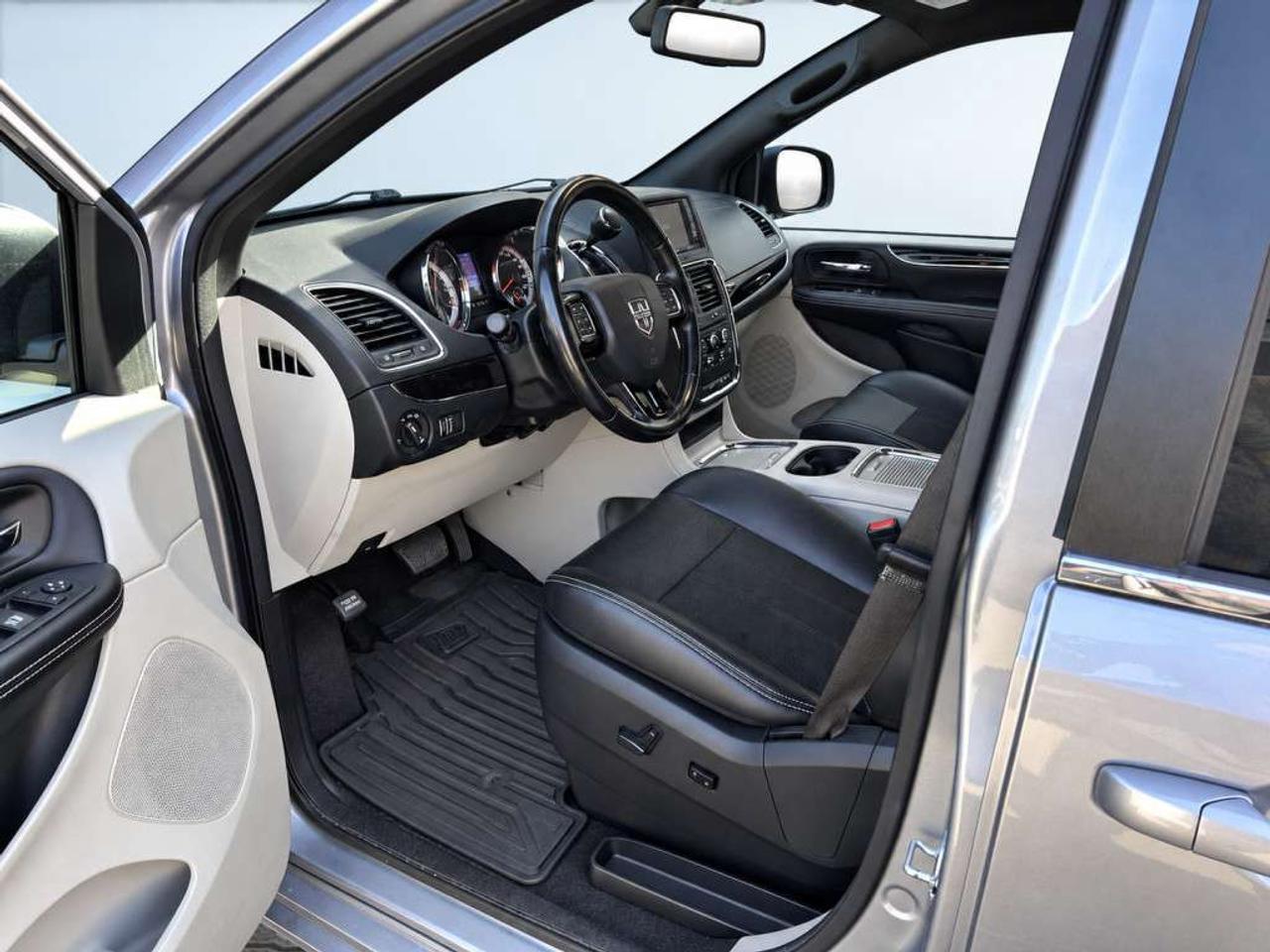 2019 Dodge Grand Caravan SE / 7-Passenger / Stow n Go / Dual Sliding Doors / Tri-Zone Climate / Backup Camera Photo