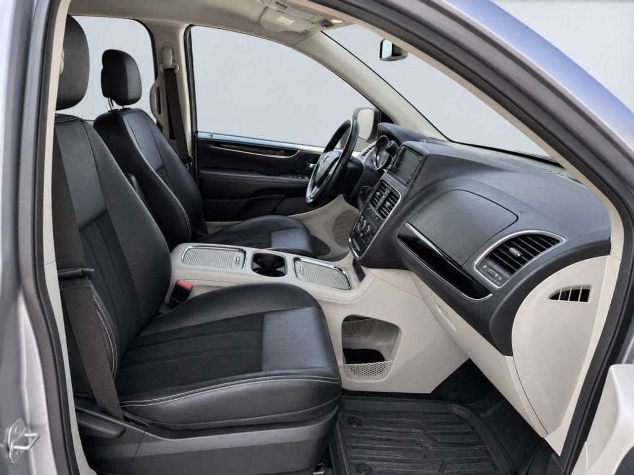 2019 Dodge Grand Caravan SE / 7-Passenger / Stow n Go / Dual Sliding Doors / Tri-Zone Climate / Backup Camera Photo
