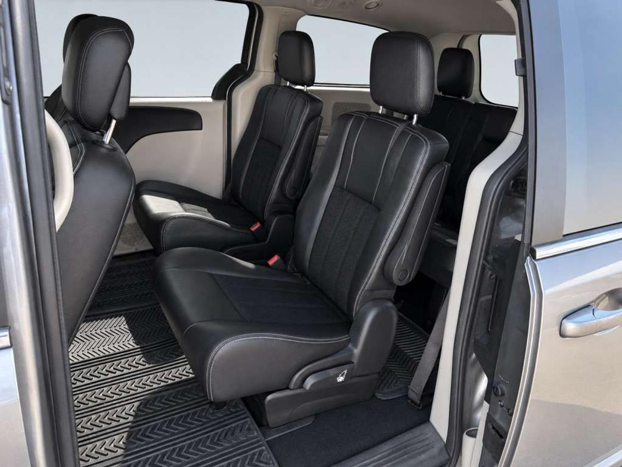 2019 Dodge Grand Caravan SE / 7-Passenger / Stow n Go / Dual Sliding Doors / Tri-Zone Climate / Backup Camera Photo