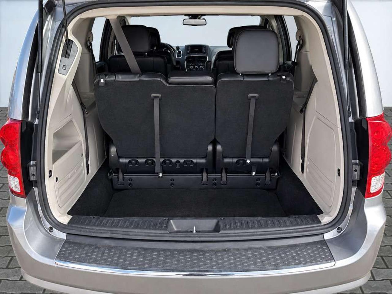 2019 Dodge Grand Caravan SE / 7-Passenger / Stow n Go / Dual Sliding Doors / Tri-Zone Climate / Backup Camera Photo