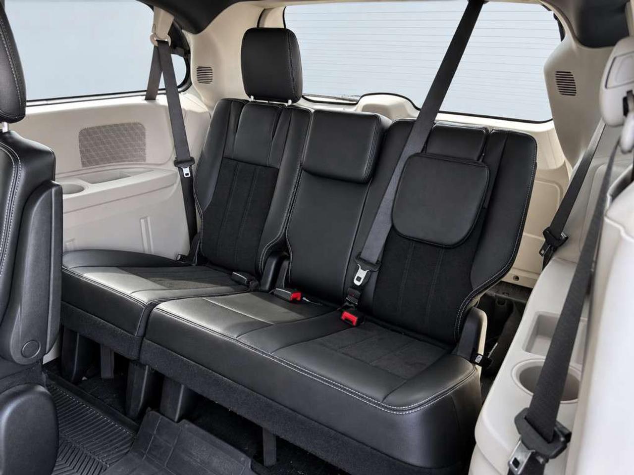 2019 Dodge Grand Caravan SE / 7-Passenger / Stow n Go / Dual Sliding Doors / Tri-Zone Climate / Backup Camera Photo