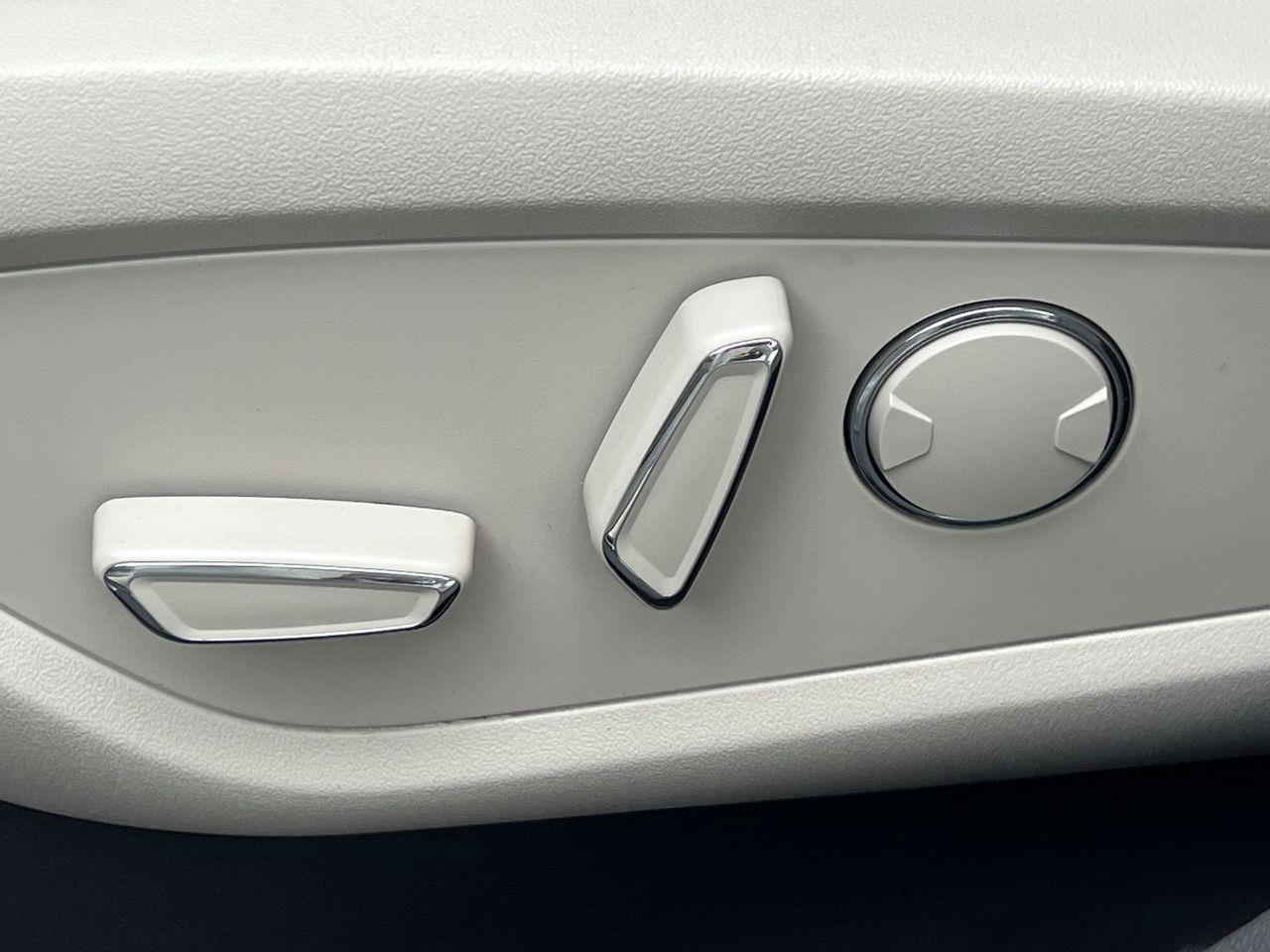 2020 Lincoln Nautilus Reserve AWD, HEATED/COOLED LEATHER SEATS, NAV, REVERSE CAM, MOONROOF, POWER LIFTGATE!! Photo