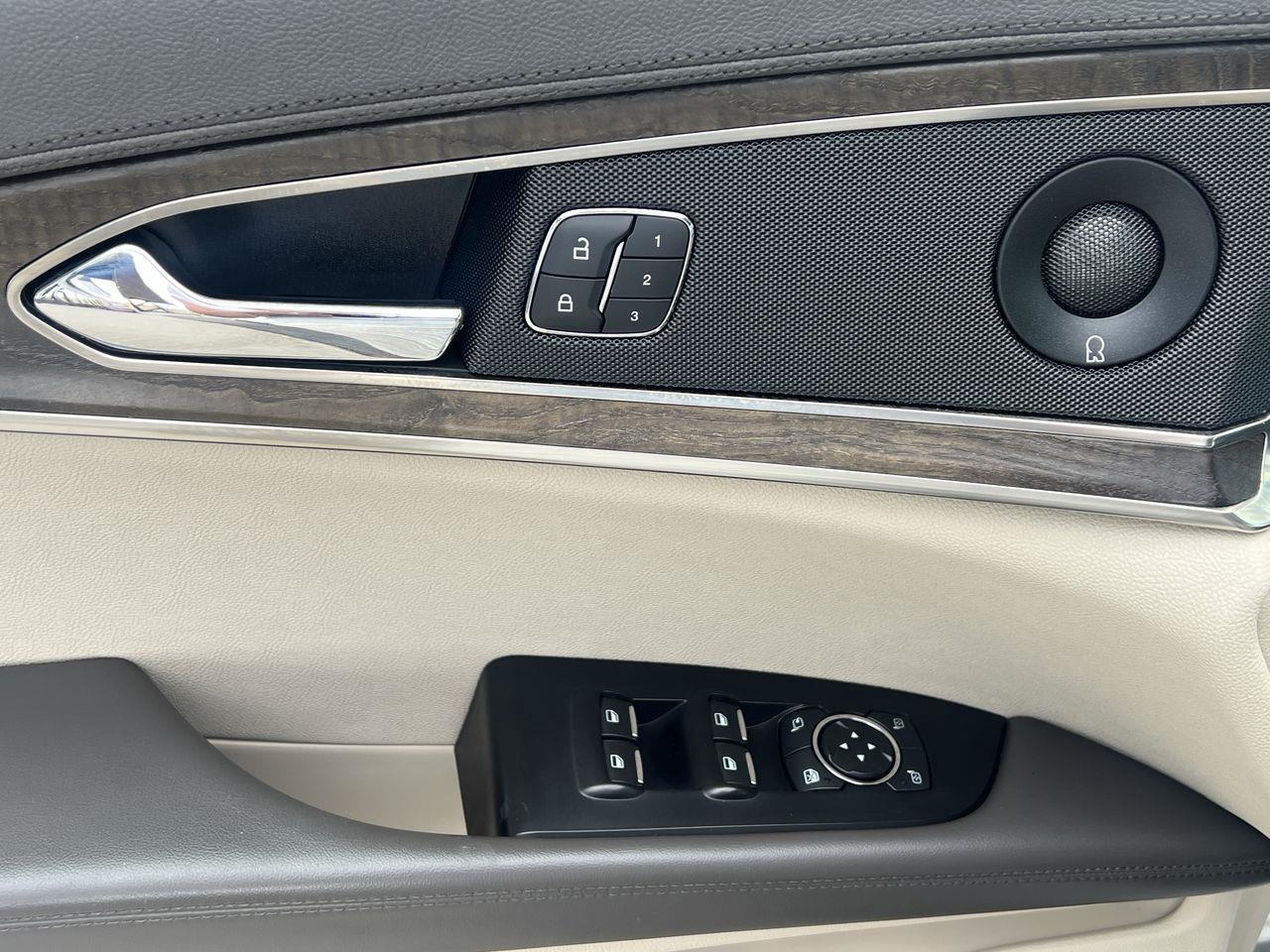 2020 Lincoln Nautilus Reserve AWD, HEATED/COOLED LEATHER SEATS, NAV, REVERSE CAM, MOONROOF, POWER LIFTGATE!! Photo