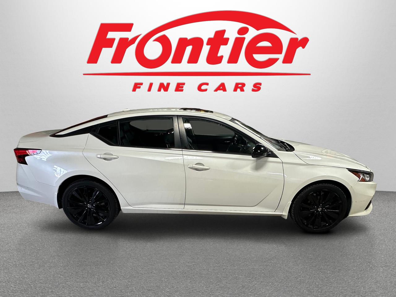 2022 Nissan Altima 2.5 SR Midnight Edition | CLEAN CARFAX | ONE OWNER Photo4