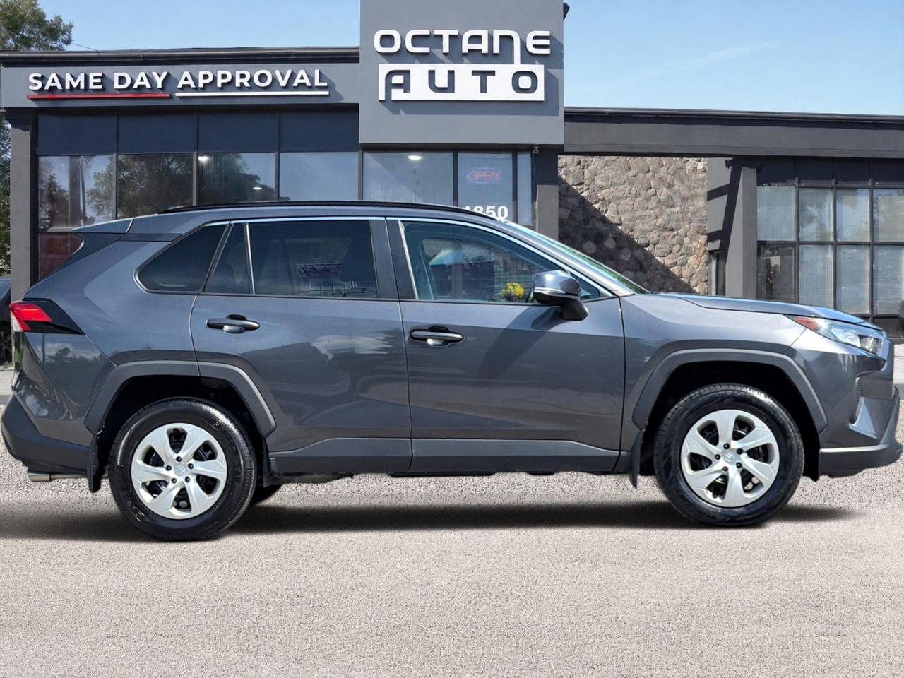 2019 Toyota RAV4 LE Photo3