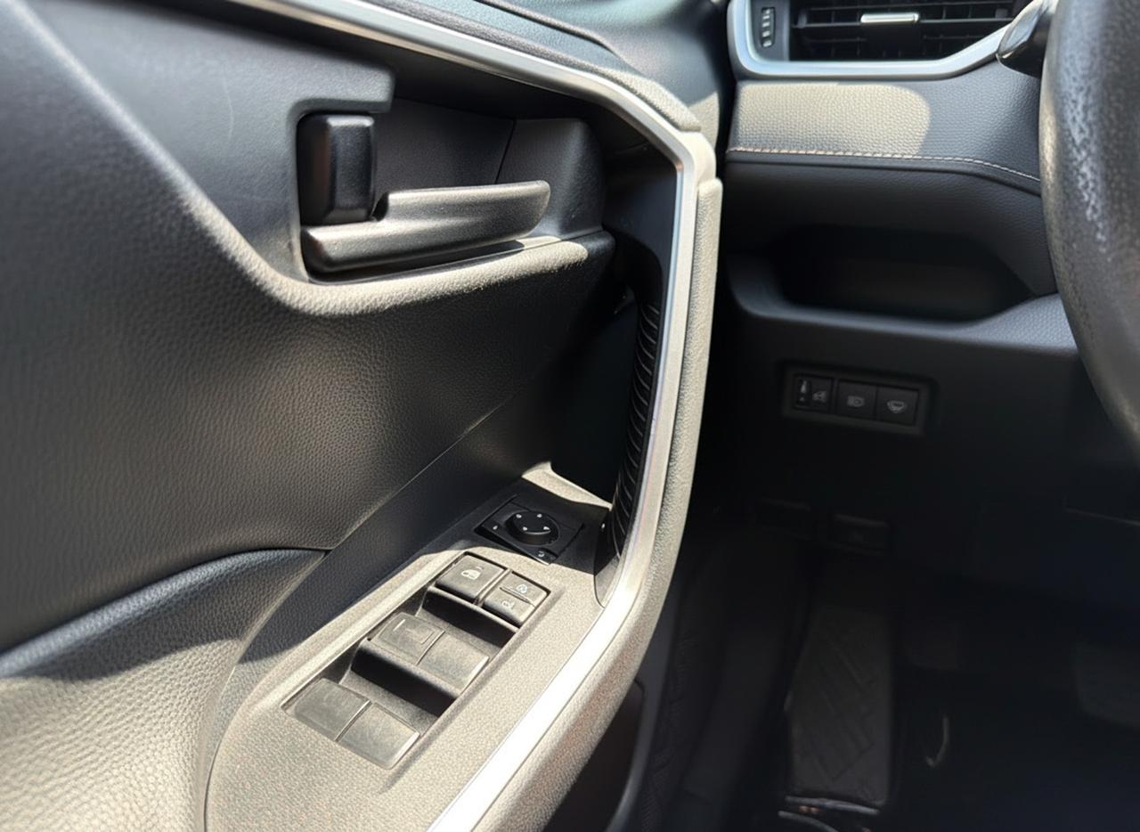 2019 Toyota RAV4 LE Photo